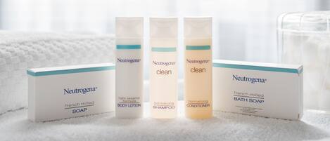 Quatre produits Neutrogena : un savon français, une lotion pour le corps à base de sésame, un shampooing équilibrant et un après-shampooing équilibrant.