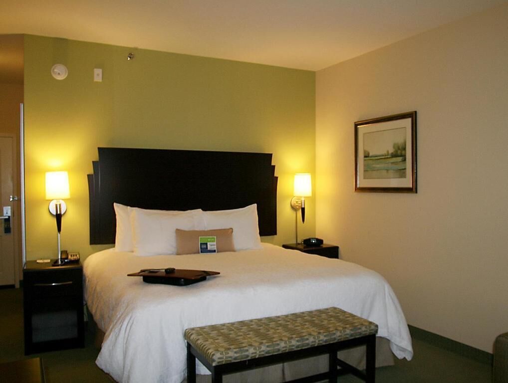 Brankas, meja kerja, dan setrika/meja setrika