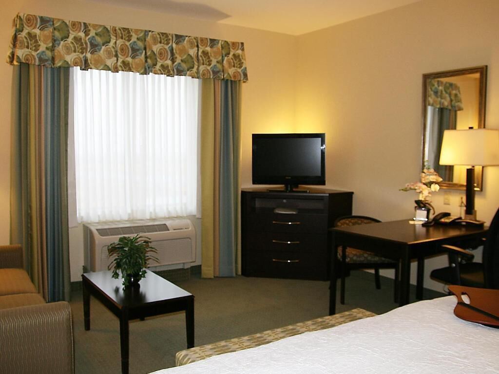 Brankas, meja kerja, dan setrika/meja setrika