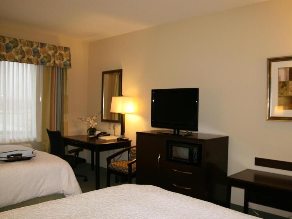 Brankas, meja kerja, dan setrika/meja setrika