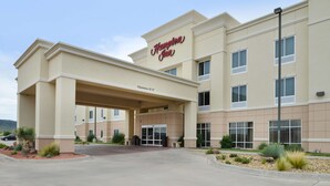 Un hôtel Hampton Inn doté d’une entrée abritée, d’une signalisation claire et d’une allée aménagée.
