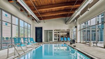 Una piscina cubierta