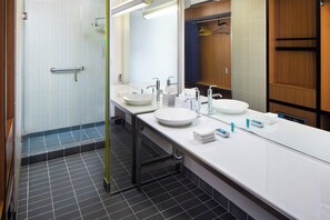 Chambre, 2 grands lits | Salle de bain | Articles de toilette gratuits, sèche-cheveux, serviettes fournies, savon