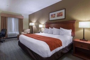 Peti besi dalam bilik, meja, seterika/papan seterika 