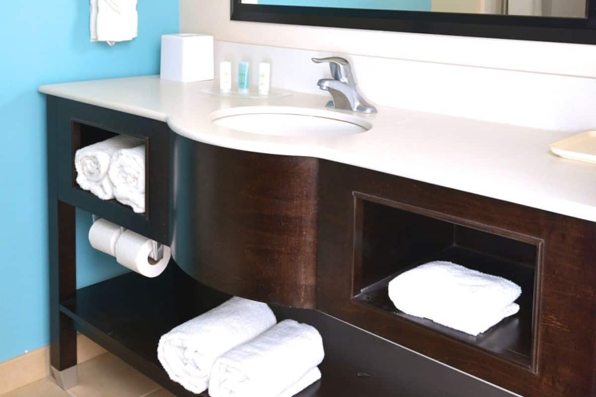 Baño | Tina con regadera, secadora de cabello, toallas, jabón