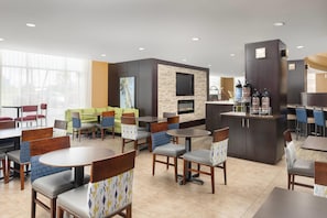 Free daily buffet breakfast - Comfort Suites Lake City (Lake City)