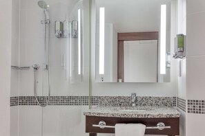 Regadera, amenidades de baño ecológicas, secadora de cabello, batas