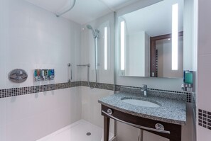 Habitación, 1 cama de matrimonio con sofá cama, no fumadores | Ducha del cuarto de baño