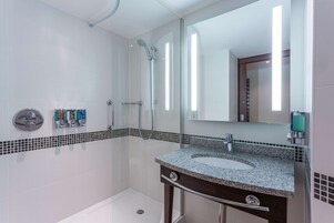 Habitación, 1 cama de matrimonio con sofá cama, no fumadores | Ducha del cuarto de baño