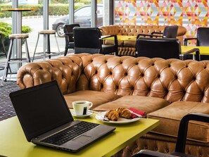 Serveert ontbijt, lunch, diner, internationale gerechten 