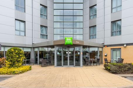 Property entrance. Ibis Styles Barnsley Hotel