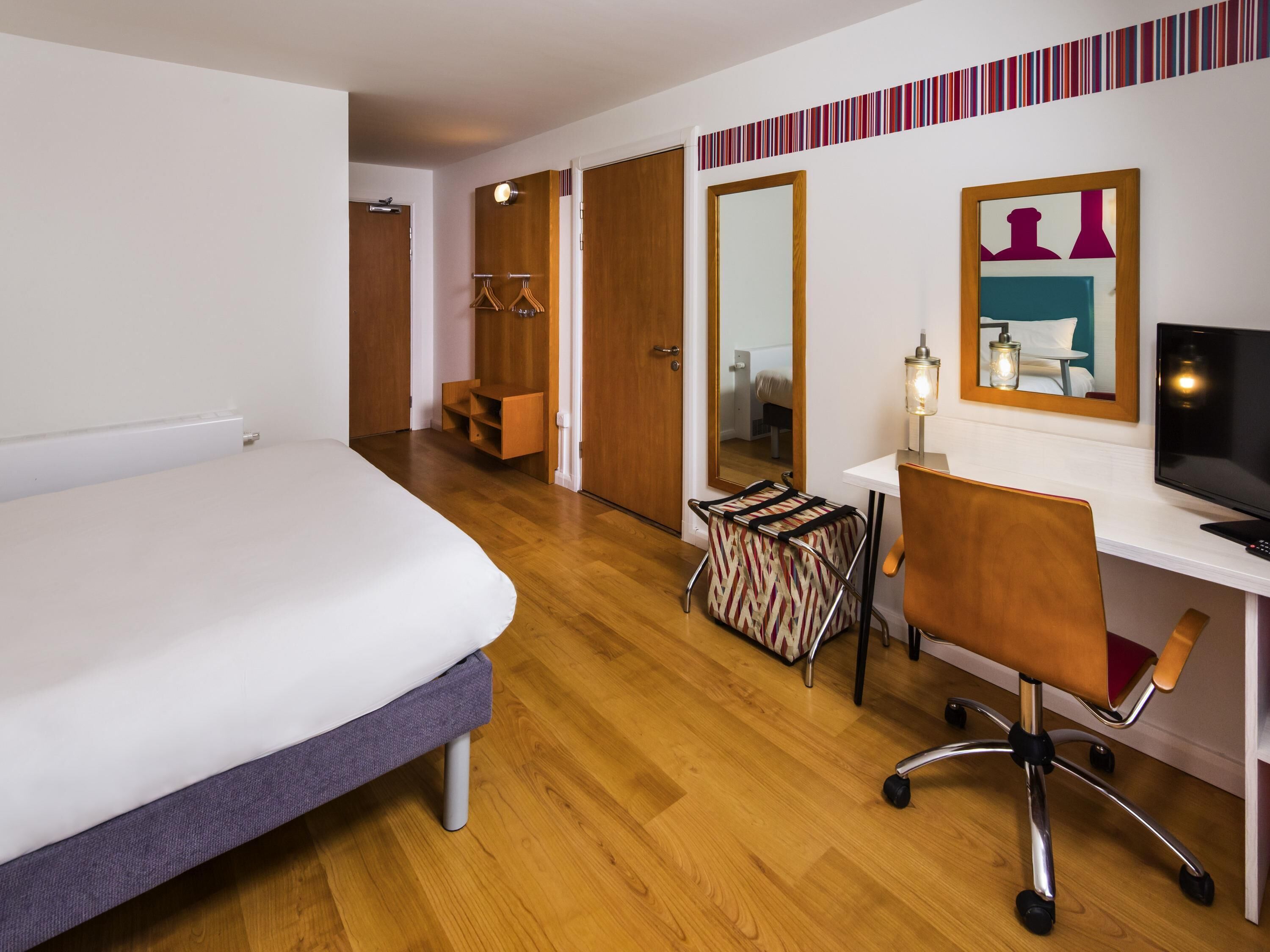 room, 1 double bed (the queen) | desk, blackout curtains, soundproofing, iron/ironing board