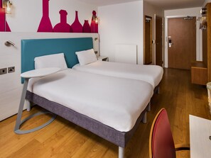 Desk, blackout drapes, soundproofing, iron/ironing board - Ibis Styles Barnsley Hotel (Barnsley)