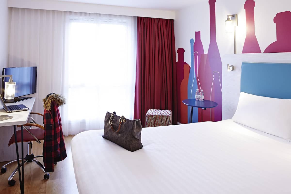 Room, 1 Double Bed (The Queen) | Desk, blackout drapes, soundproofing, iron/ironing board