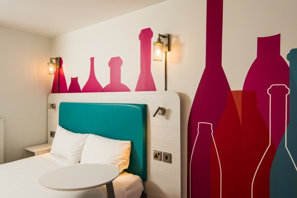 Room, 1 Double Bed (The Queen) | Desk, blackout drapes, soundproofing, iron/ironing board