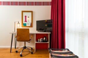 Bureau, rideaux occultants, chambres insonorisées