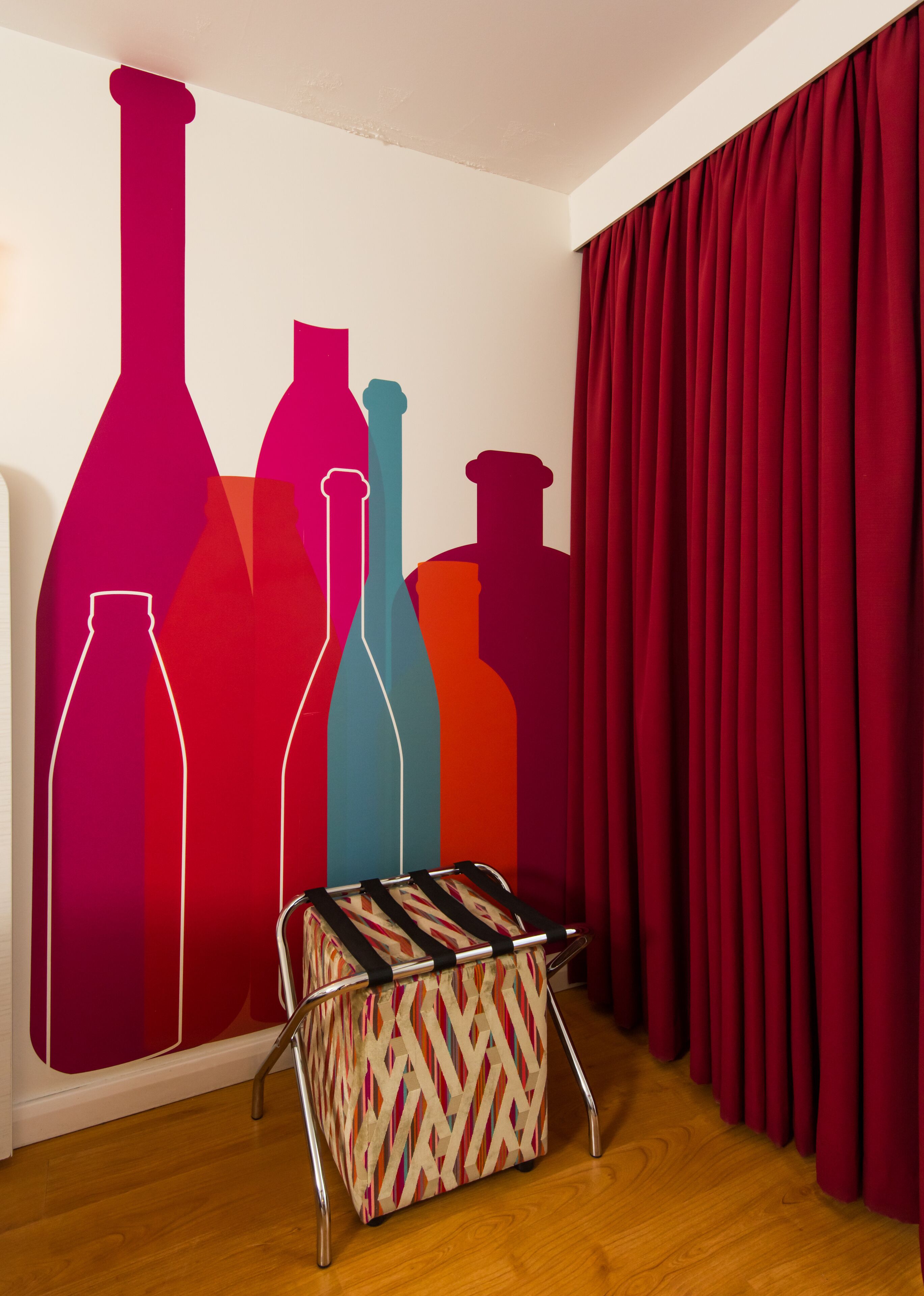 room, 1 double bed (the queen) | desk, blackout curtains, soundproofing, iron/ironing board