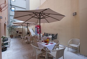 Outdoor dining - Efplias Hotel (Piraeus)