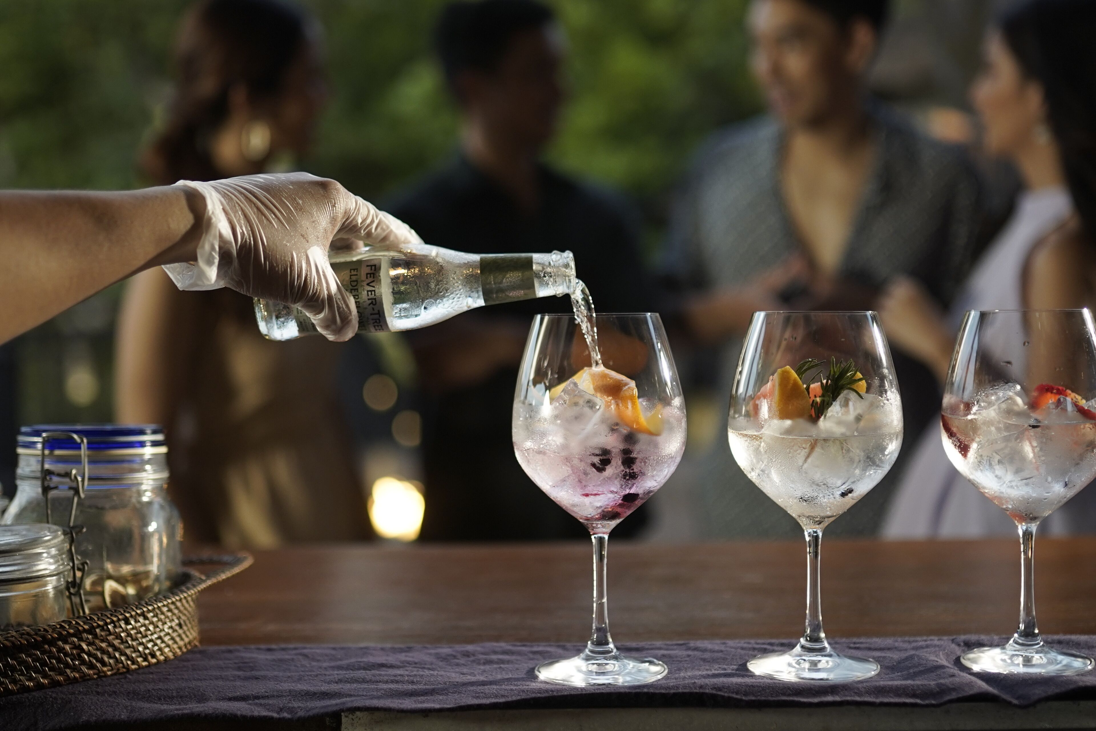 Une personne qui verse une boisson dans un verre.