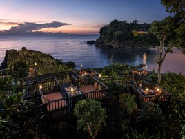 4 restaurants, breakfast, lunch, dinner served; seafood