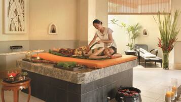 Un espace spa comprenant une table de massage, un(e) massothérapeute et un vase décoratif avec des plantes.