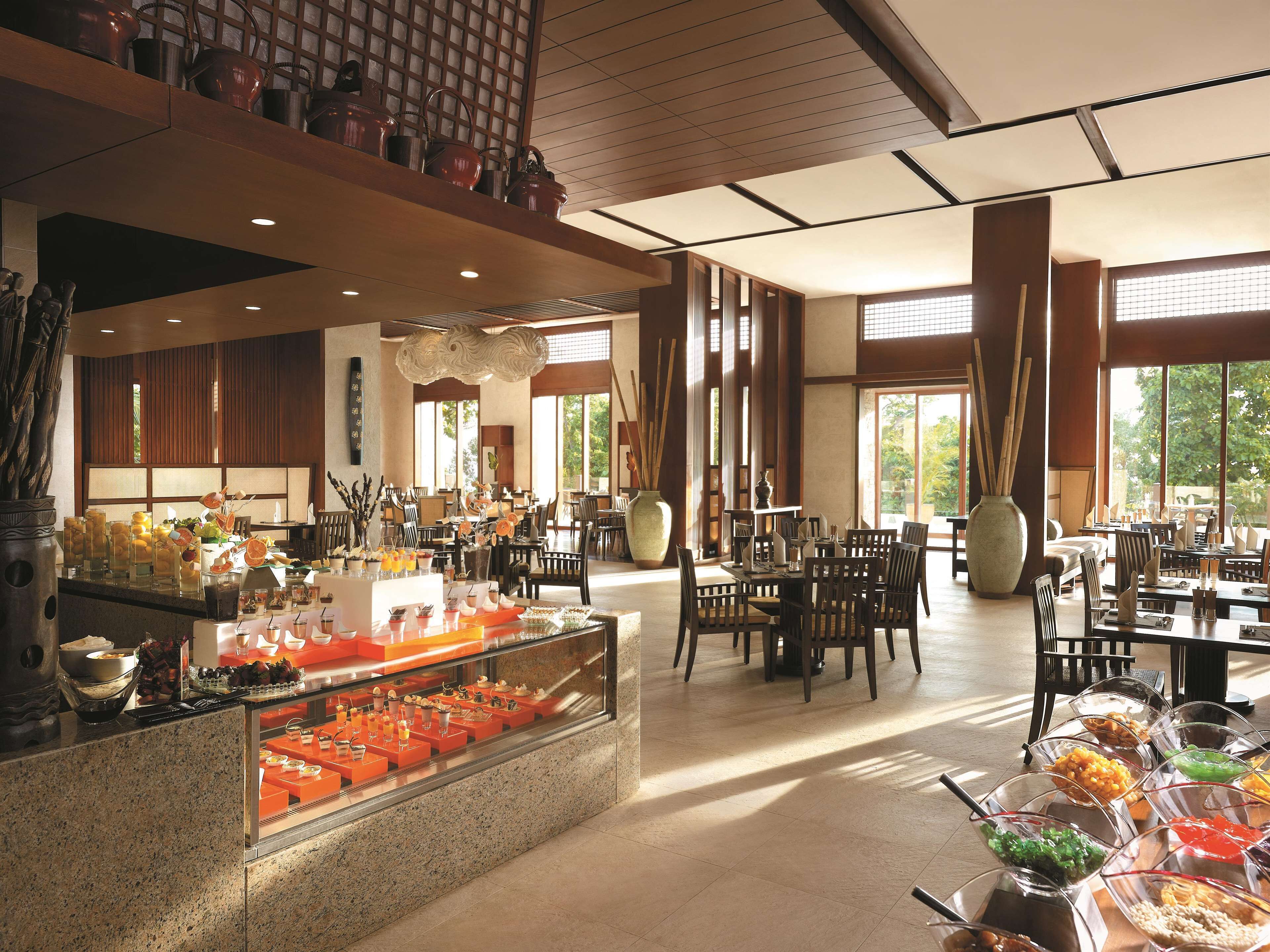 4 restaurants, breakfast, lunch, dinner served; seafood