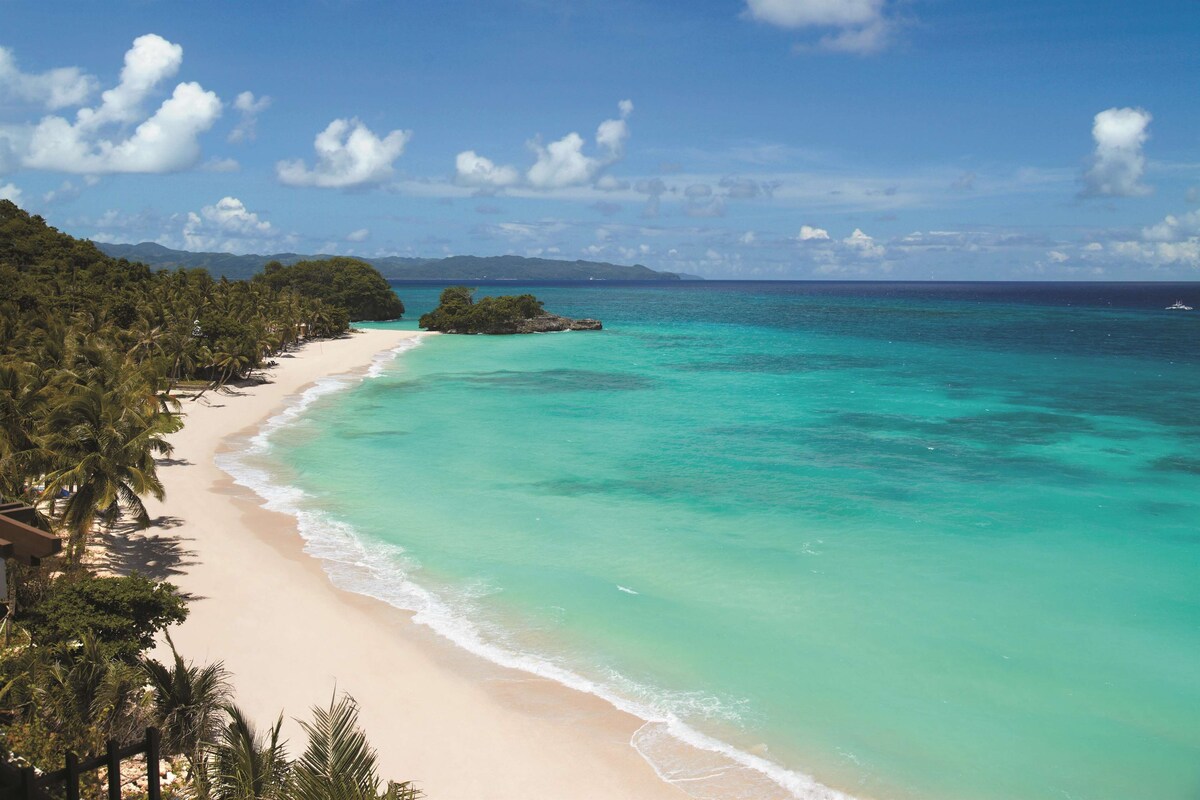 Beach nearby, white sand, sun-loungers, beach umbrellas