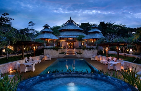 Couples treatment rooms, hot tub, steam room, body treatments
