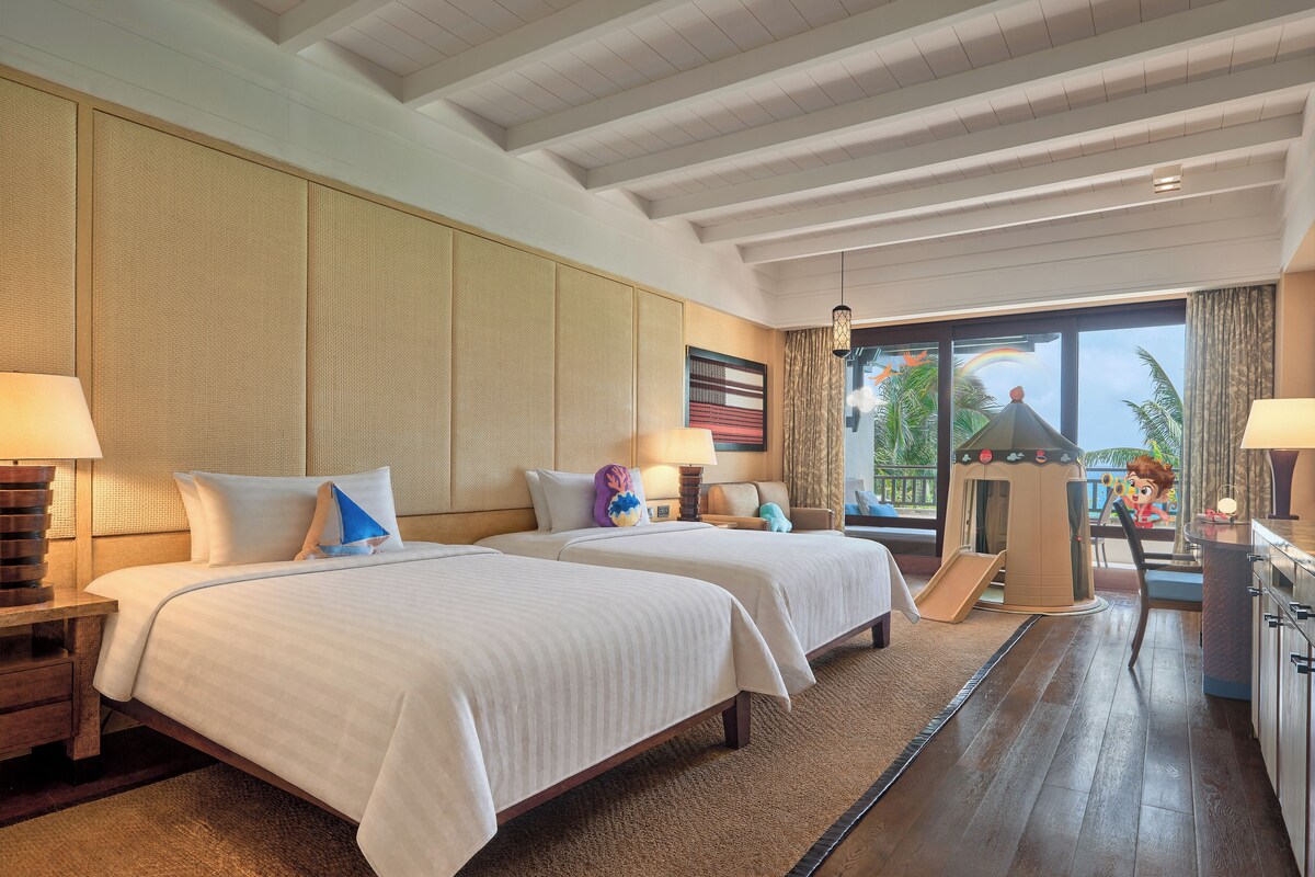 Habitación familiar (Questers Premier Sea View) | Ropa de cama de alta calidad, minibar, caja fuerte y escritorio