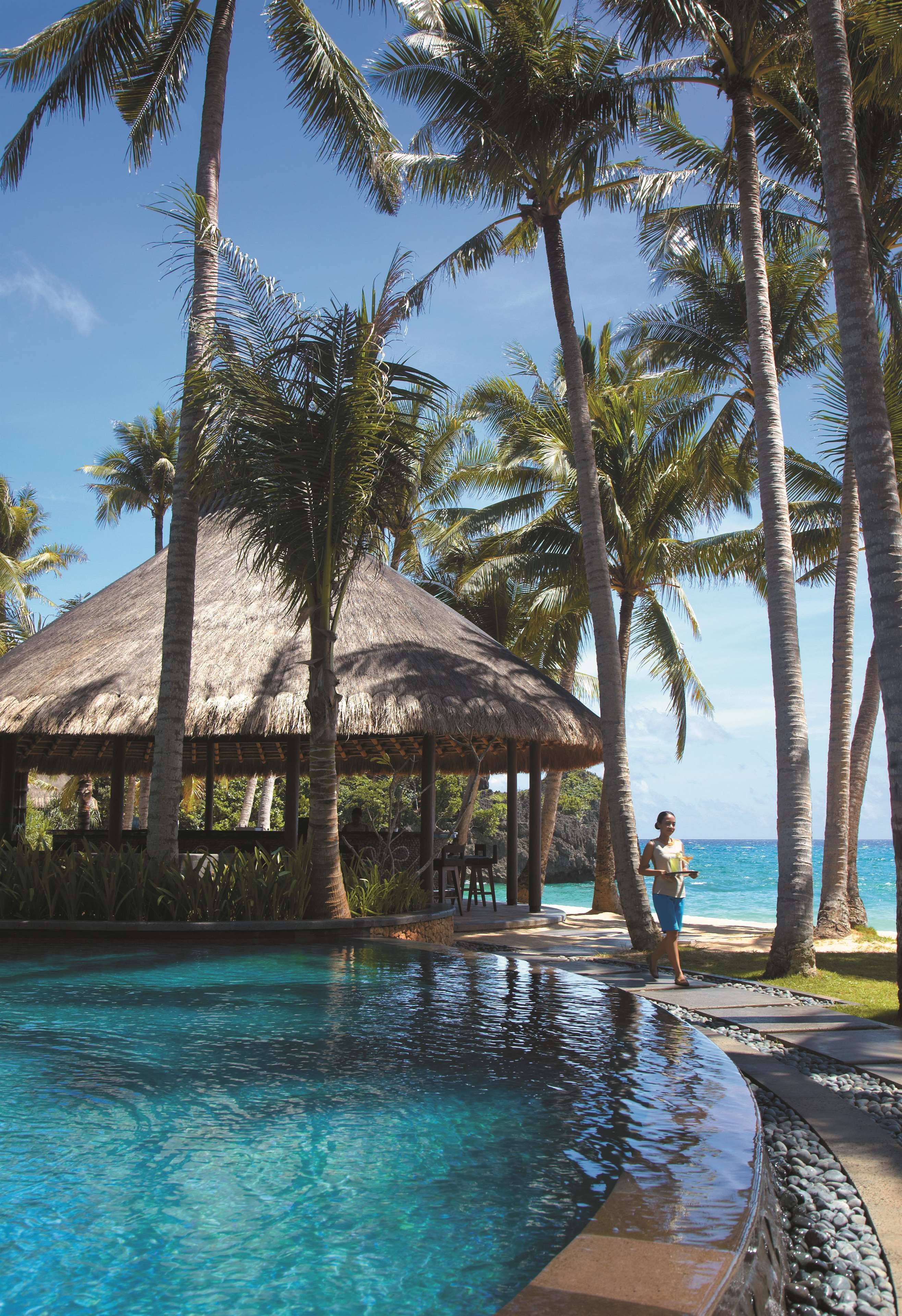 4 restaurants, breakfast, lunch, dinner served; seafood