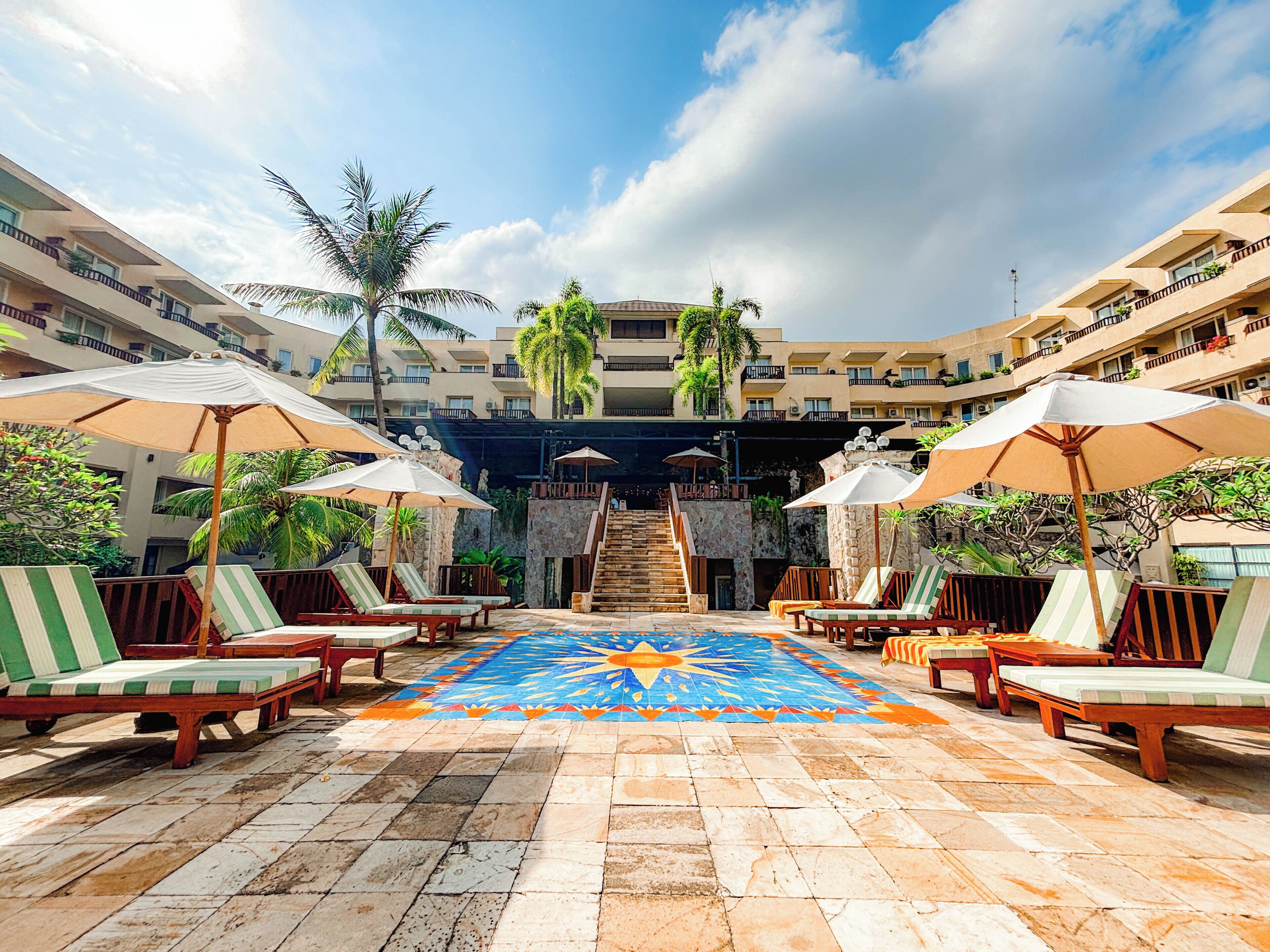 야외 수영장, 08:00 ~ 22:00 오픈, 수영장 파라솔, 일광욕 의자