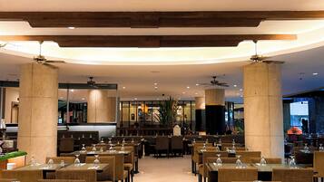 Sarapan bufet setiap hari (IDR 150000 seorang)