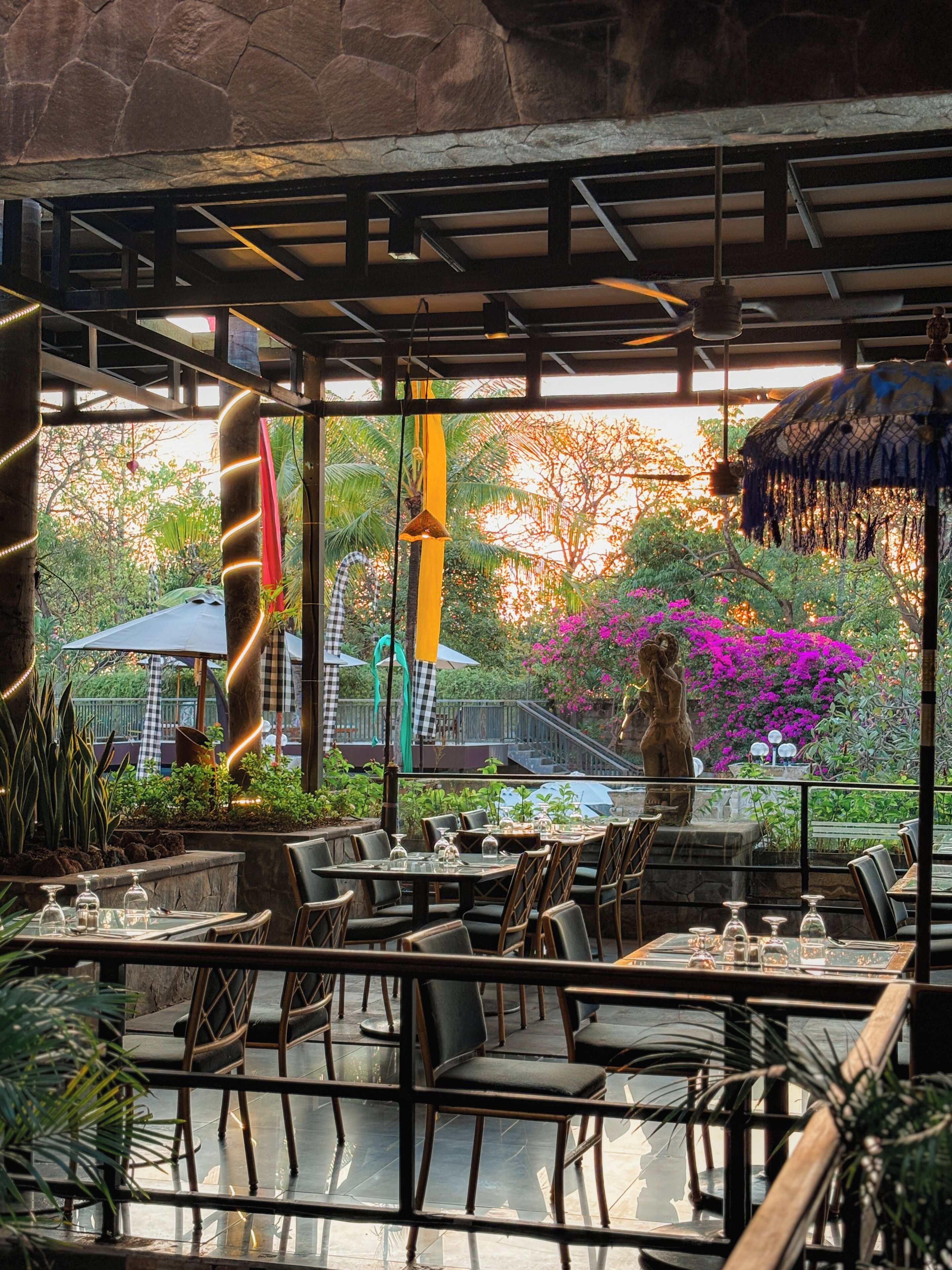 5 restaurants, breakfast, lunch, dinner served; international cuisine 