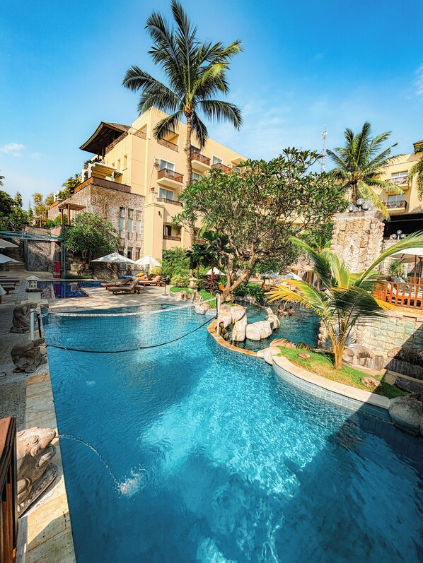 Outdoor pool, open 8 AM to 10 PM, pool umbrellas, pool loungers - Kuta Paradiso Hotel (Kuta)
