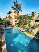 Außenpool, geöffnet von 08:00 Uhr bis 22:00 Uhr, Sonnenschirme