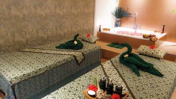 Salas de tratamiento para parejas, un sauna, una bañera de hidromasaje