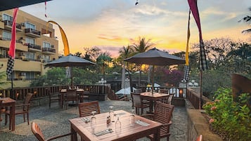 Bữa sáng buffet hàng ngày (150000 IDR/mỗi người)