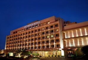 Fachada de la propiedad por la tarde o noche