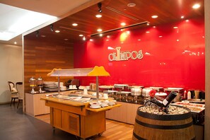 Desayuno buffet diario (KRW 18700 por persona)