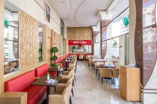 2 restaurants; breakfast, lunch and dinner served