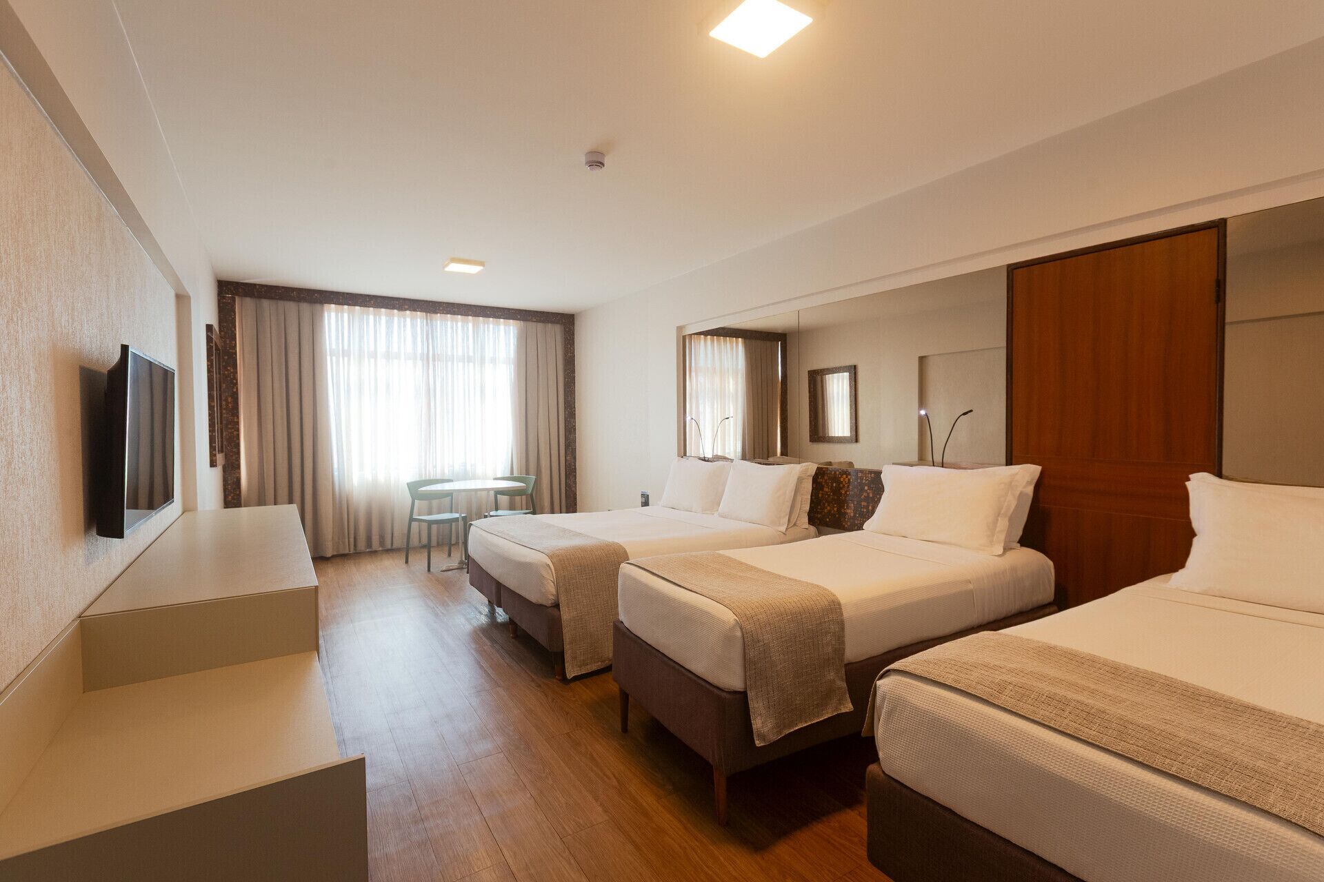 มินิบาร์, ตู้นิรภัยในห้องพัก, ห้องเก็บเสียง, Wi-Fi ฟรี