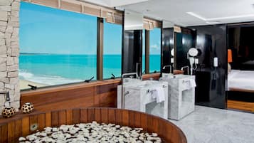 Suite presidencial | Baño | Regadera, secadora de cabello, toallas