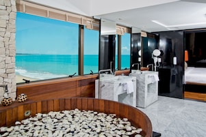 Presidential Suite | Bathroom | Shower, hair dryer, towels
