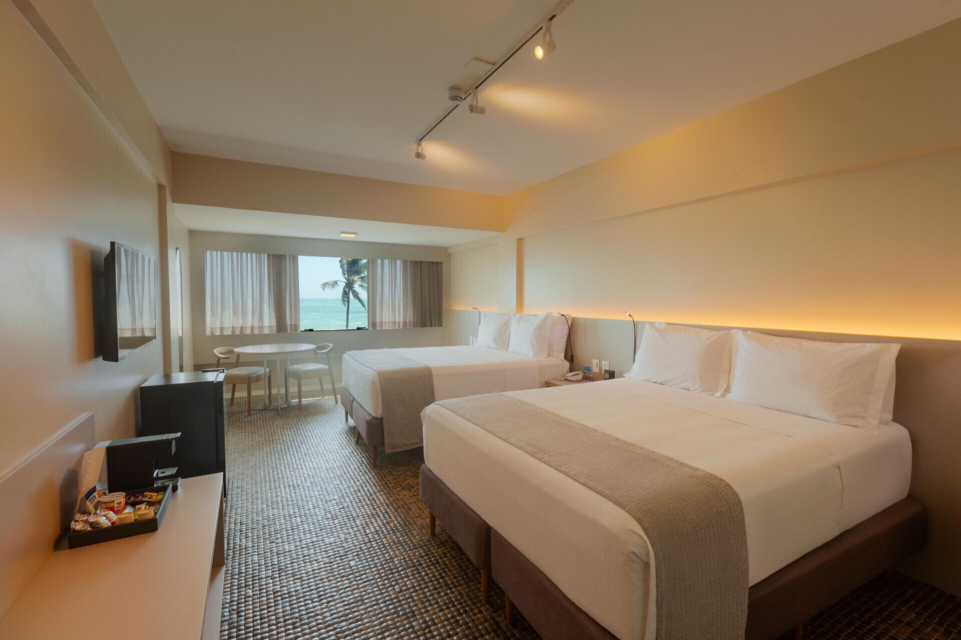 มินิบาร์, ตู้นิรภัยในห้องพัก, ห้องเก็บเสียง, Wi-Fi ฟรี