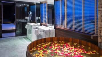 Suite Des Arts | Bathroom | Shower, hair dryer, towels