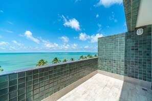 A balcony with a view of the ocean and palm trees. - Ritz Lagoa Da Anta (Maceió)