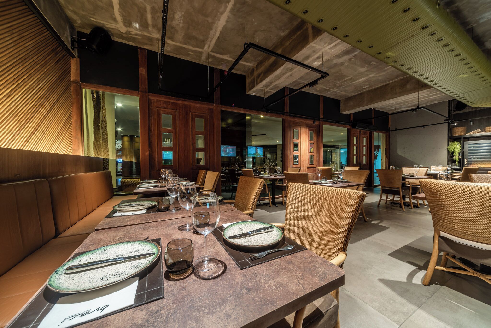 2 restaurants, breakfast, lunch, dinner served; international cuisine 