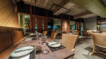 2 restoran, melayani sarapan, makan siang; sajian masakan internasional