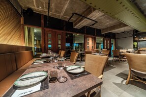 2 restaurants, breakfast, lunch, dinner served; international cuisine 