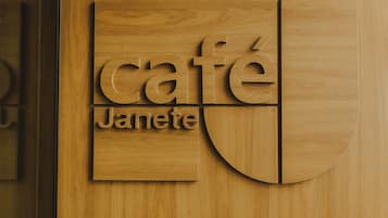 A wooden wall with a sign that reads "café Janete."